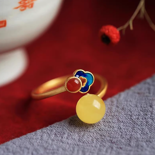 Amber & Ancient Gold Ring: Earth's Wisdom, Timeless Fortune
