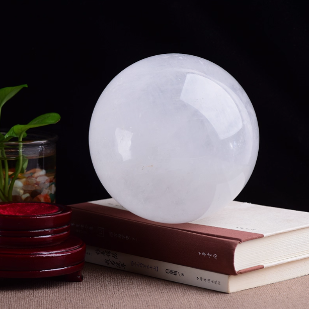 Natural White Quartz Sphere: Harmonious Energy, Universal Clarity