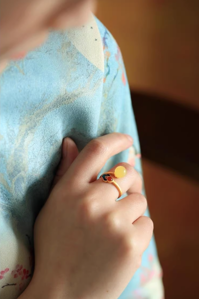 Amber & Ancient Gold Ring: Earth's Wisdom, Timeless Fortune